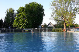 Großes Sportbecken beim Flussbad
