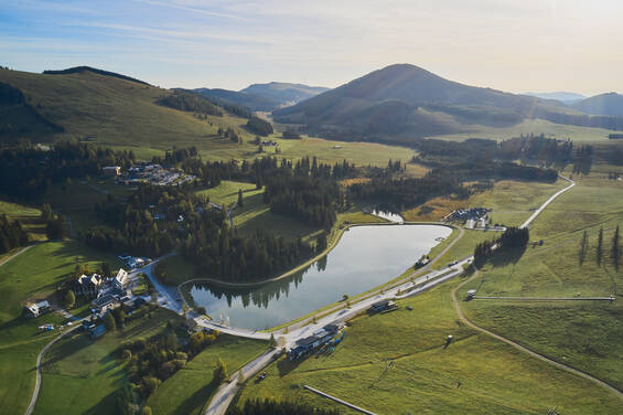 Der Teichalmsee im Naturpark Almenland. Der Teichalmsee im Naturpark Almenland.