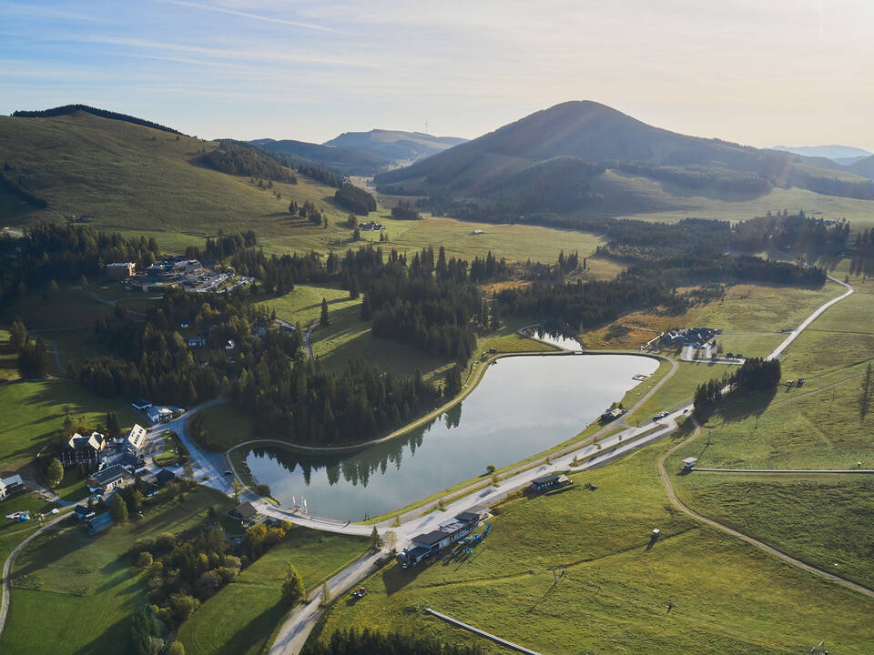 Der Teichalmsee auf der Teichalm aus der Vogelperspektive.