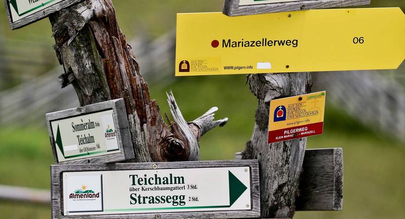 Wegweiser bei der Stoakoglhütte