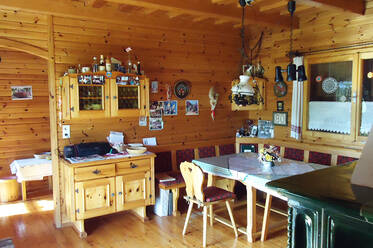 Esszimmer mit Tisch in der Gruber Hütte