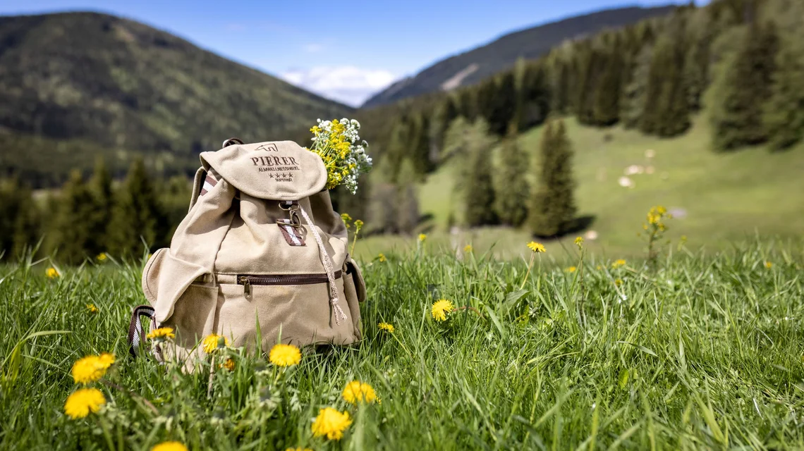 Wandern mit Wanderrucksack vom Almwellness Hotel Pierer