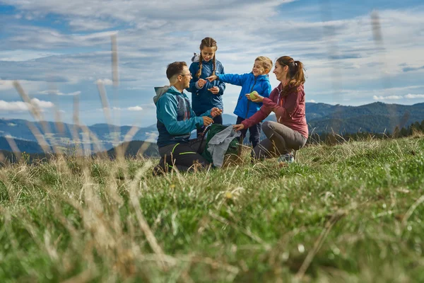 Jausenpause beim Wandern mit der Familie.