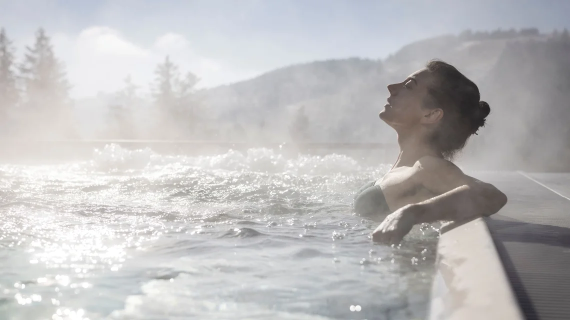 Whirlpool im Außenbereich beim Almwellness Hotel Pierer