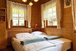 Uriges Schlafzimmer im Ferienhaus Naintschbauer.