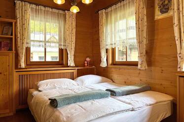 Uriges Schlafzimmer im Ferienhaus Naintschbauer.