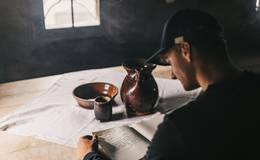 Blättern im Gästebuch beim Rauchstubenhaus Anger