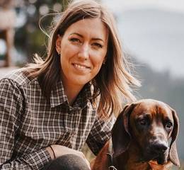 Conny Tatzl mit Hund