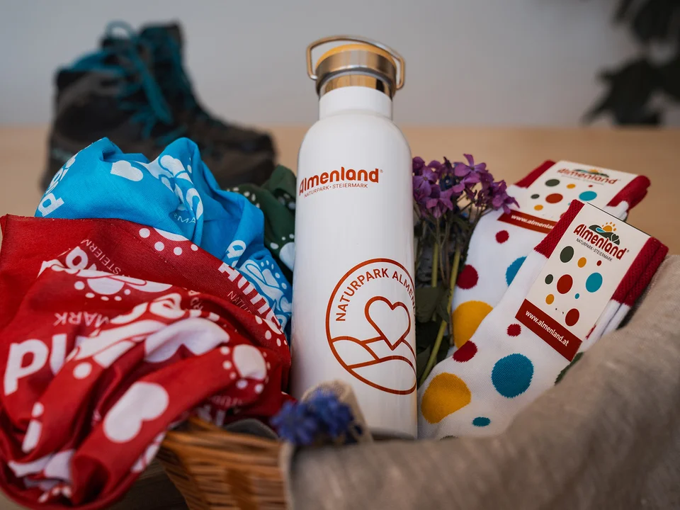 Almenland Trinkflasche, Socken und Schlauchtücher. Almenland Trinkflasche, Socken und Schlauchtücher.