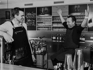 Gute Arbeitsstimmung hinter der Bar beim Naturhotel Bauernhofer