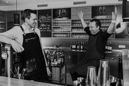 Gute Arbeitsstimmung hinter der Bar beim Naturhotel Bauernhofer