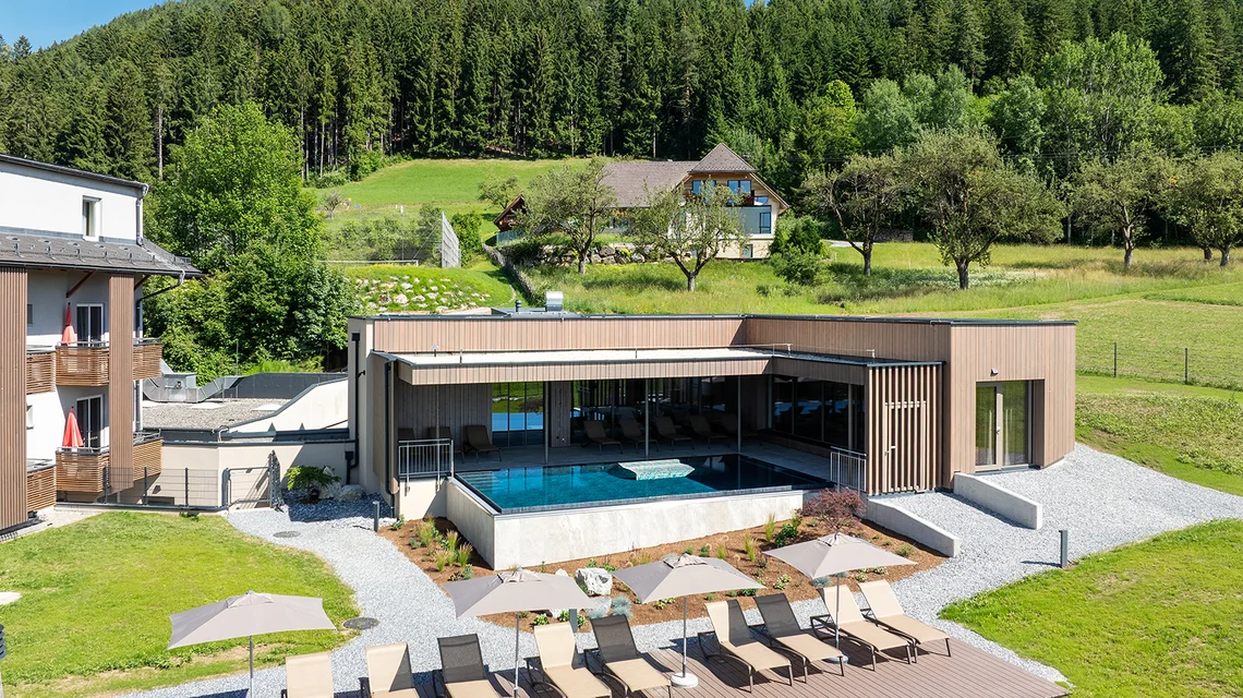 Der Outdoorbereich mit Liegewiesen beim Vital-Hotel-Styria. Der Outdoorbereich mit Liegewiesen beim Vital-Hotel-Styria.
