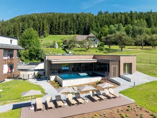 Der Outdoorbereich mit Liegewiesen beim Vital-Hotel-Styria.