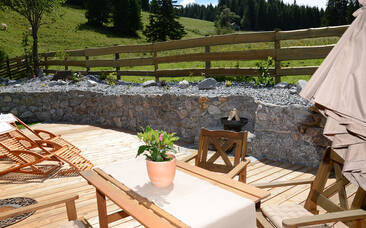 Gemütliche Terrasse bei der Almhütte Huber