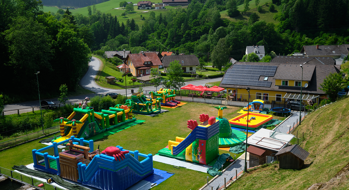 Hüpfburgen bei der Freizeitanlage Karl-Wirt in St. Kathrein am Offenegg.