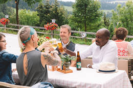 Terrasse beim Dorfwirt Bratl in Heilbrunn