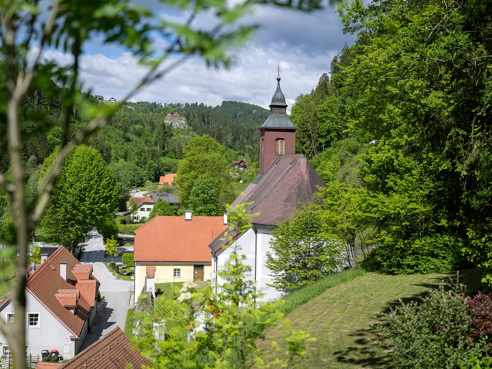 Die Kirche in Arzberg beim Montanlehrpfad.