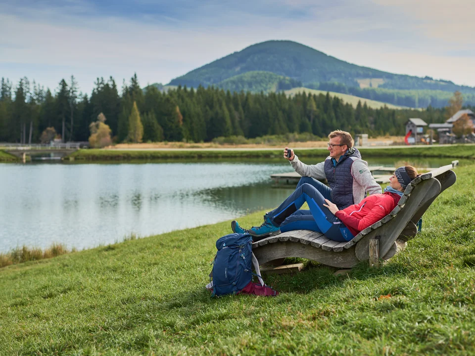 Eine Rast auf einem Bankerl beim Teichalmsee.
