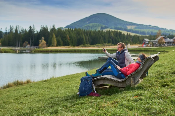 Wanderpause beim Teichalmsee im Naturpark Almenland.