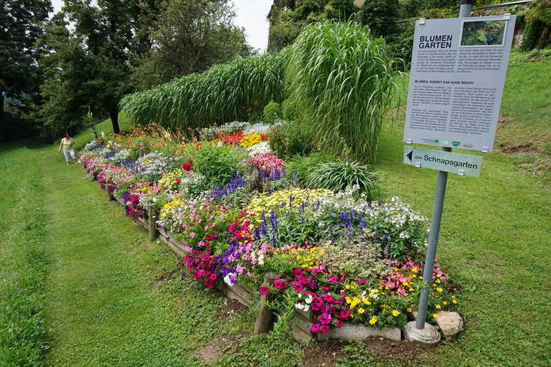 Themengarten bei der Kirche Pöllauberg