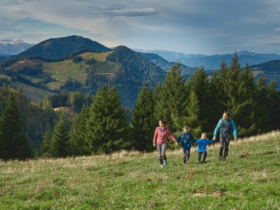 Familienwanderung über die Sommeralm im Naturpark Almenland.