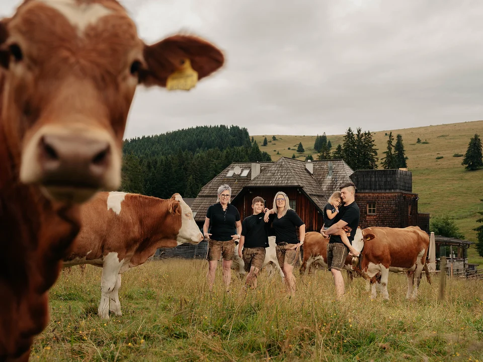 Das Team vom Almwirtshaus HoldaHütt'n auf der Sommeralm.