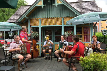 Musizieren beim Gasthof Grabenbauer in Gasen Musizieren beim Gasthof Grabenbauer in Gasen