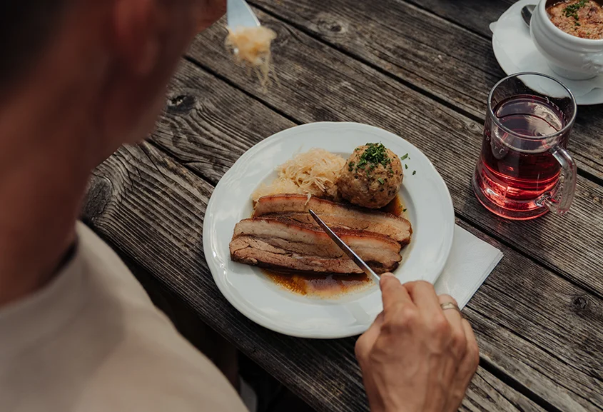 Schweinsbraten beim Steirischen Jokl auf der Teichalm.