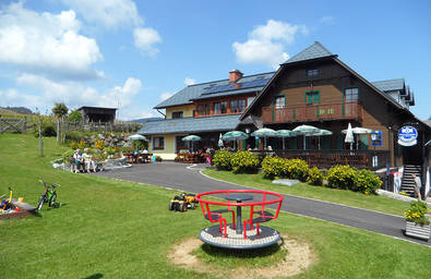 Viel Platz auf der Wiese beim Gasthof Angerwirt