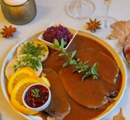 Herbstlicher Hirschbraten beim Gasthof Frankenhof.