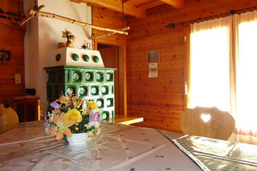 Esszimmer mit Kachelofen in der Gruber Hütte