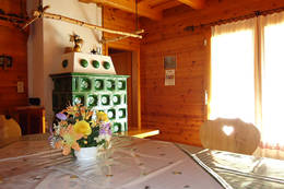 Dining room with tiled stove at Gruber Hütte
