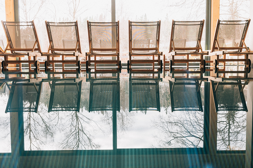 Pool und Liegen beim Naturhotel Bauernhofer