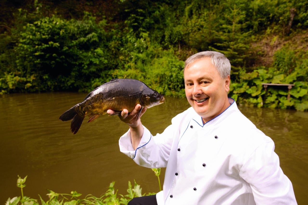 Franz Kulmer mit seinen hauseigenen Fischen im Fischrestaurant Kulmer.