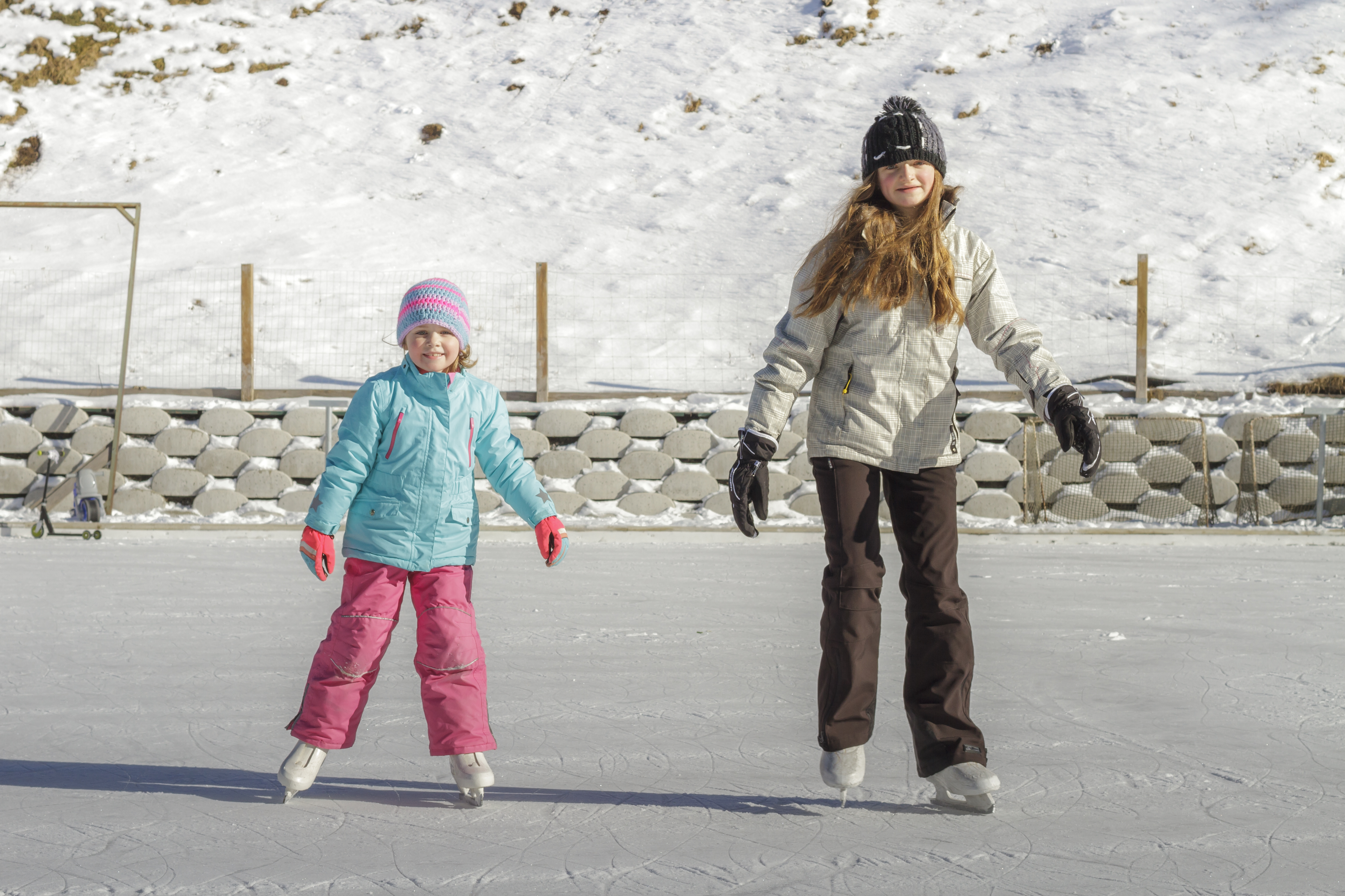 Eislaufen mit der ganzen Familie. Eislaufen mit der ganzen Familie.