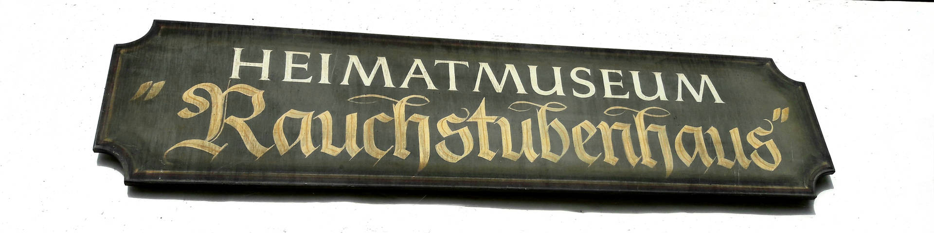 Schild beim Eingang beim Rauchstubenhaus Edelschachen