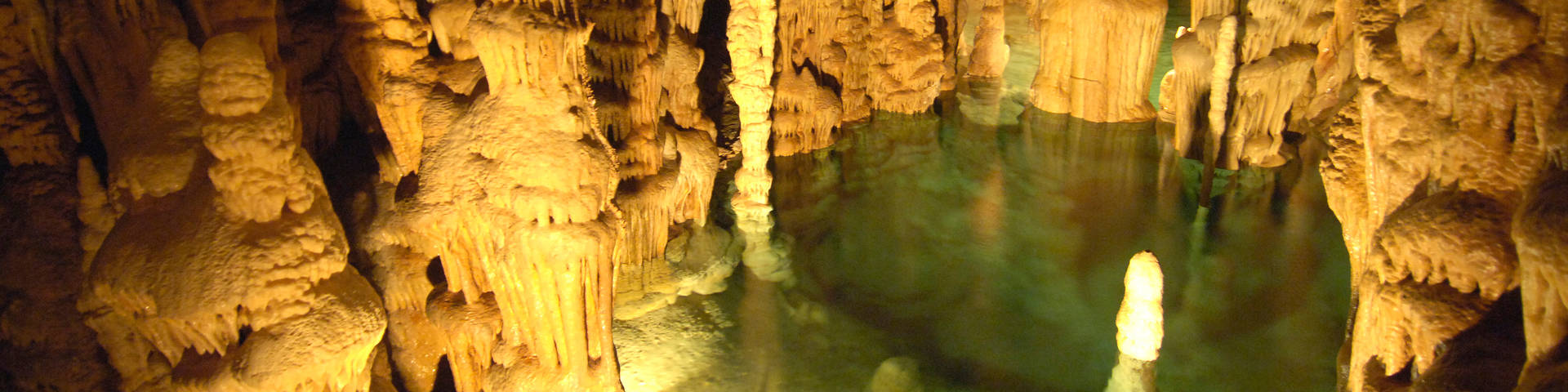 In der Tropfsteinhöhle Katerloch