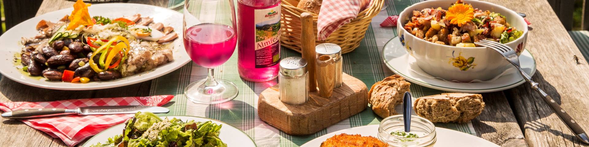 Essen auf der Terrasse bei der Weizerhütte