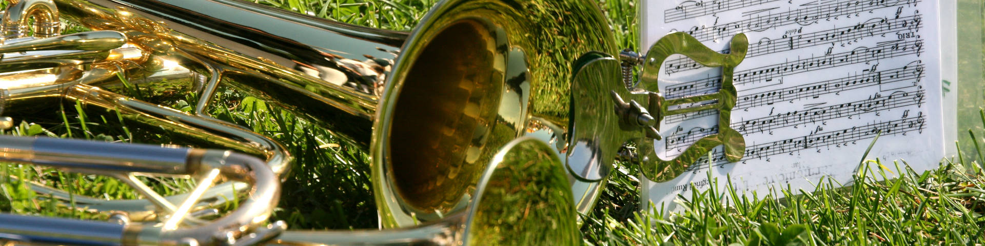 Blasmusikinstrumente und Musiknoten